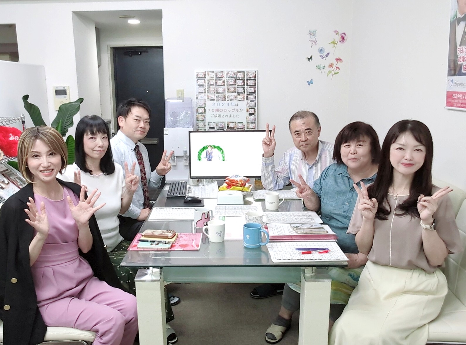 毎週火曜日はスタッフミーティング！ ハピネスではメインスタッフ６人が連携して会員様のサポートを頑張っています♪ みなさんもハピネスで素敵な結婚相手を見つけてください(#^^#)