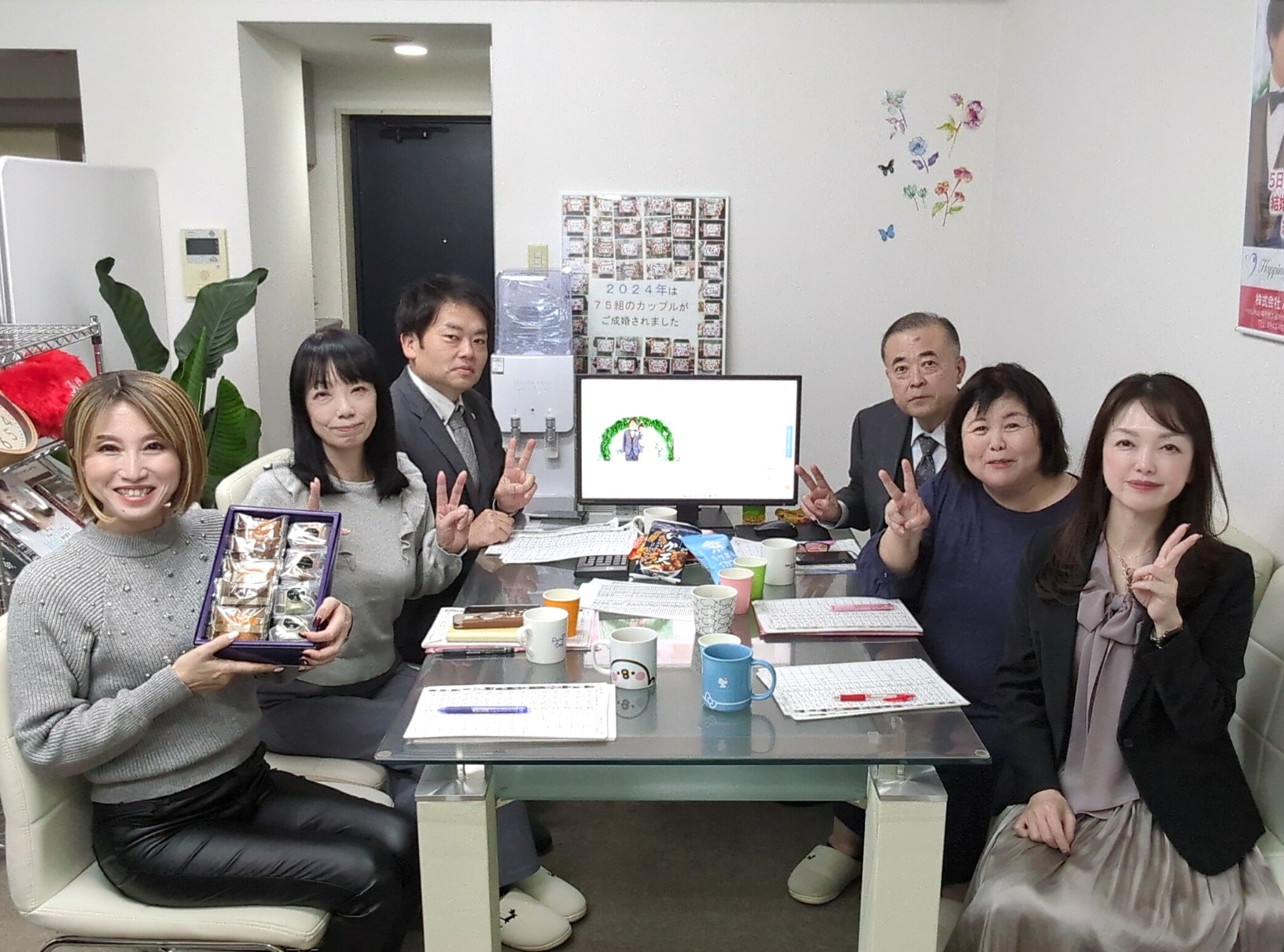 毎週火曜日はスタッフミーティング！ クリスマスまであと１ヶ月となりたくさんのカップルのご成婚準備が進んでいるハピネス。みなさんも幸せを掴み取りませんか(^^♪