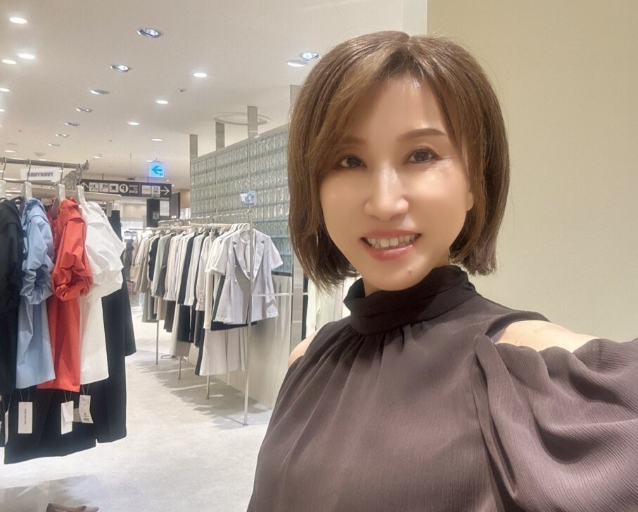 そろそろ婚活服の衣替えの季節♪ 昨日は久しぶりのお買い物同行！ 女性会員さまにお似合いのお洋服を一緒に選んじゃいました(^^♪
