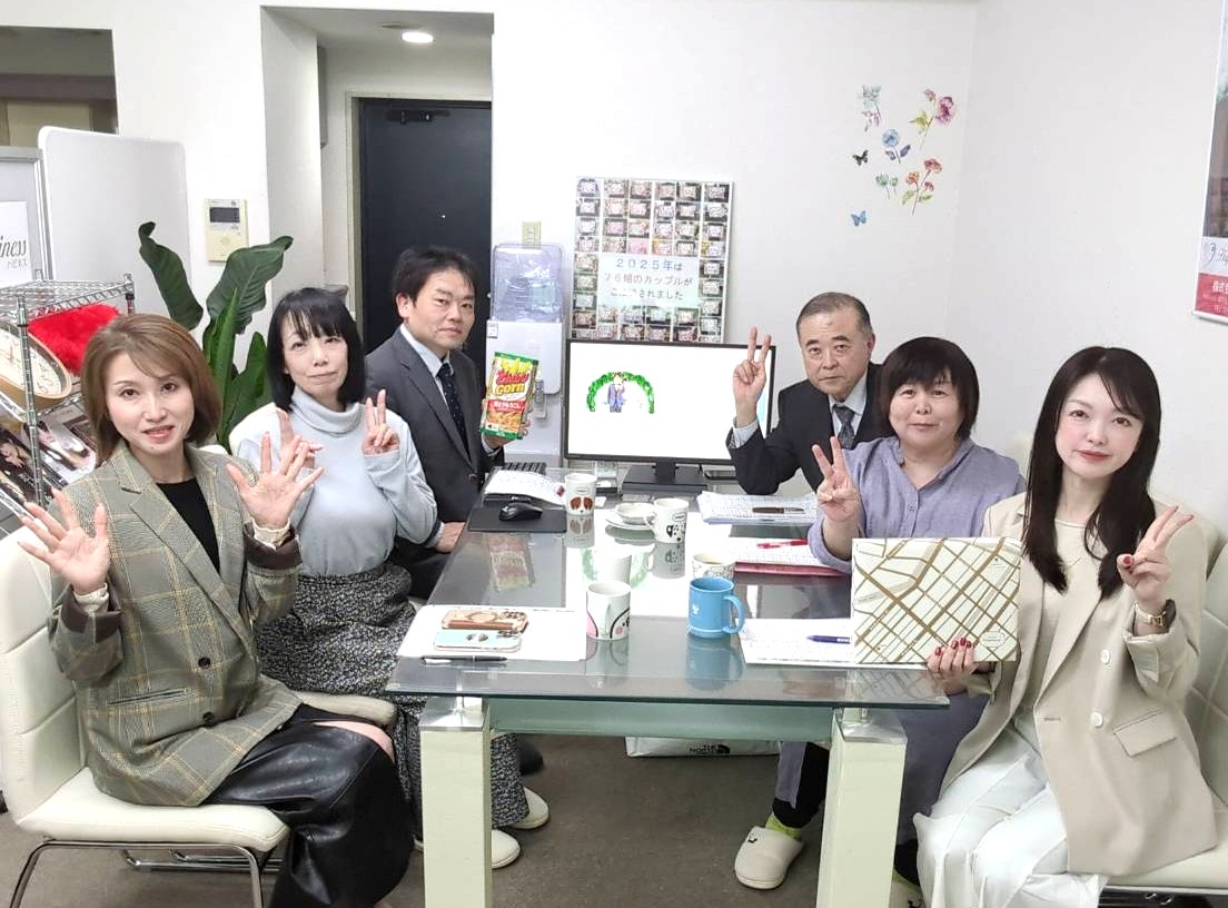 毎週火曜日はスタッフミーティング！ いつの間にか桜の季節も過ぎてしまってポカポカ陽気の毎日(^^♪ いよいよ婚活の季節到来です(#^.^#)