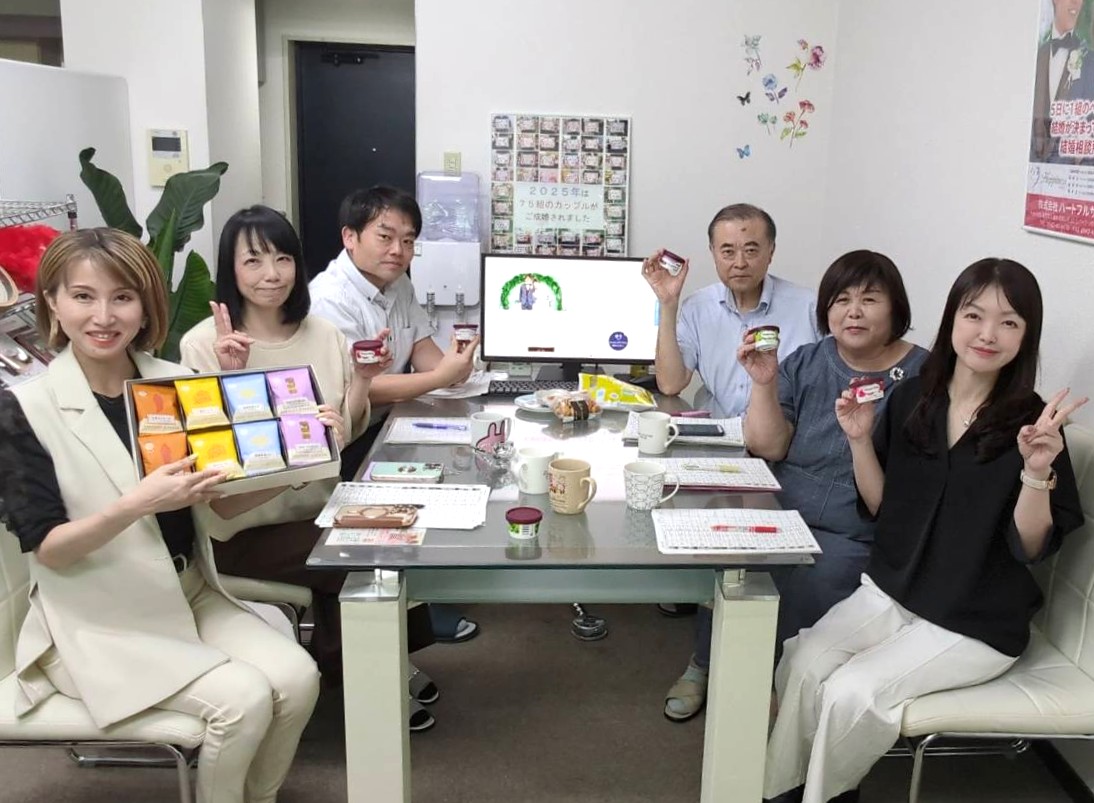 毎週火曜日はスタッフミーティング！ ハピネスの会員様に幸せを掴んでいただくために、毎週私たちが集まって話合いながらサポートを行っています(^^♪