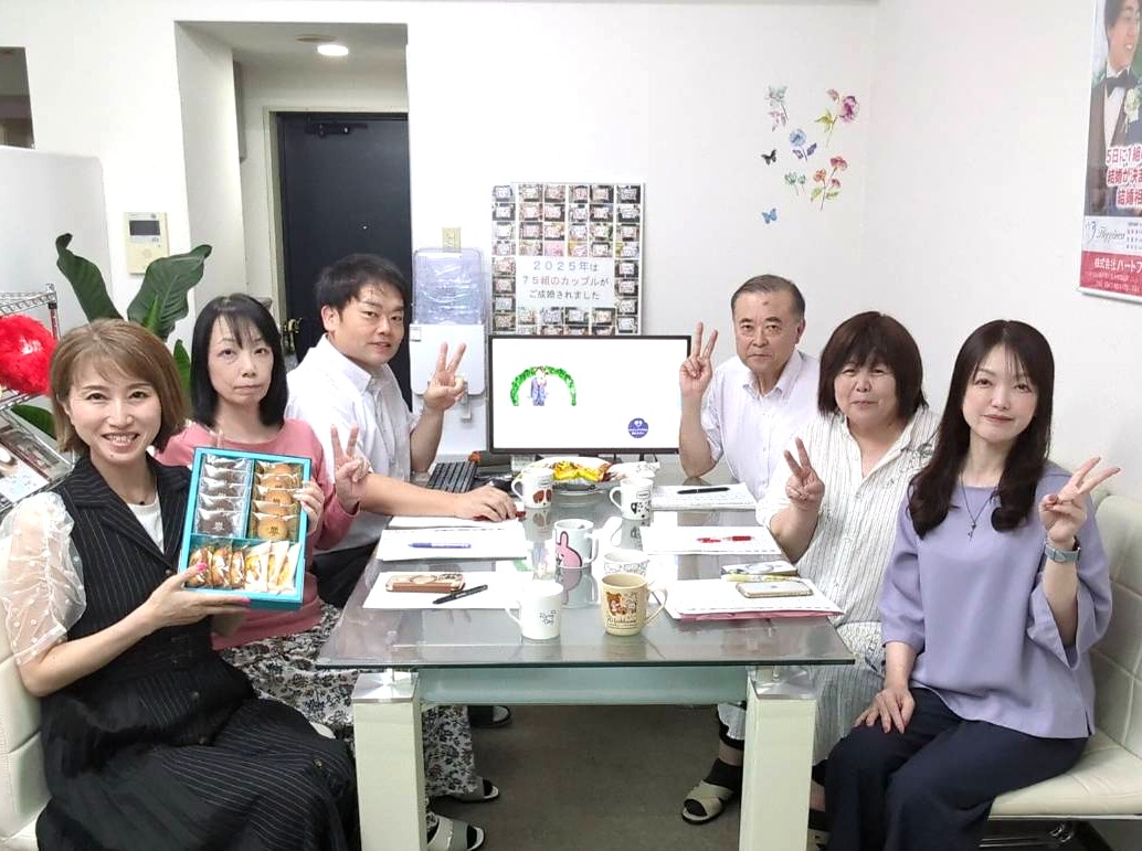 毎週火曜日はスタッフミーティング！ ハピネスは会員様と私たちが一緒に婚活に取組むスタイル。みなさんも私たちと一緒に楽しく婚活しませんか！？