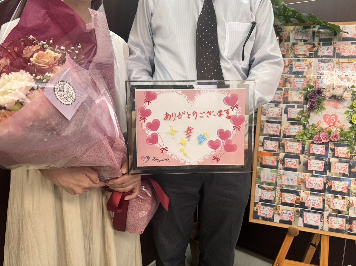 サプライズプロポーズは大成功✨ プロポーズのその日に大きな花束を抱えて笑顔一杯でハピネス福岡店にご来店されましたー💐