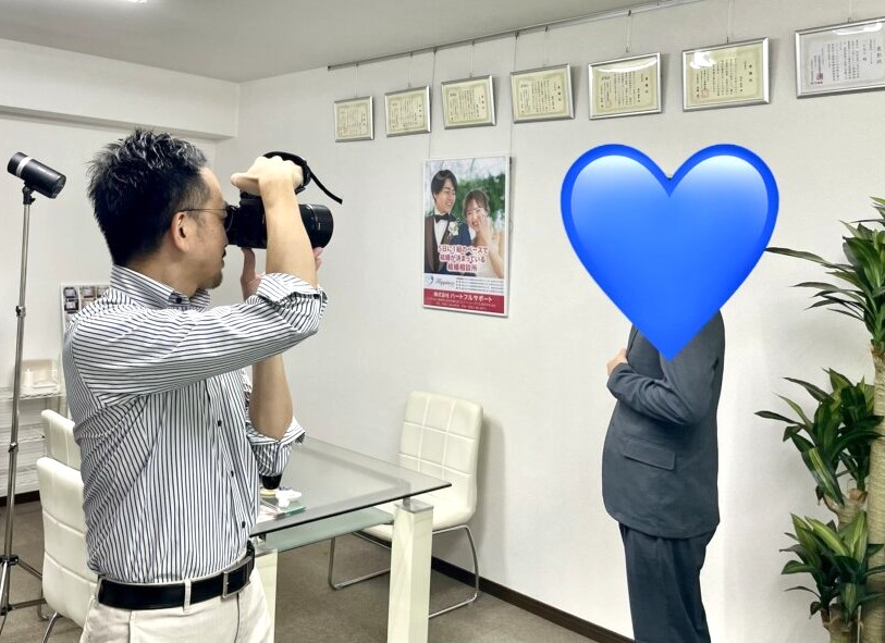 ５０になる前に素敵な人と出会いたい✨ そう仰るスタイルバツグンの４０代後半の男性がプロフィール写真撮影会にご来店されました(^^♪
