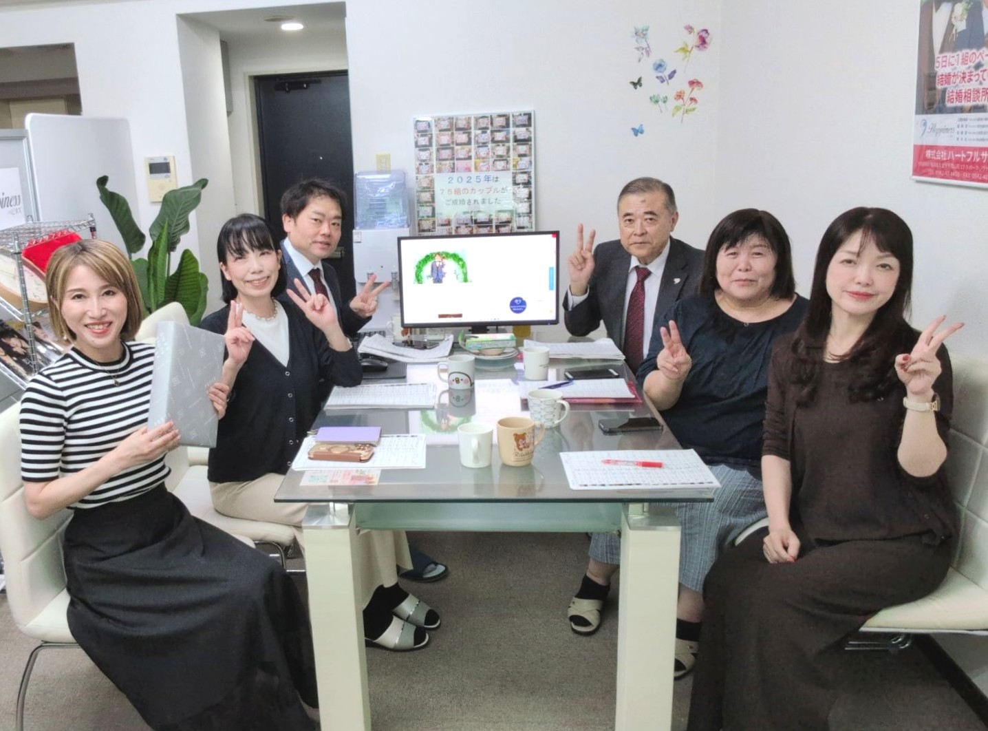 毎週火曜日はスタッフミーティング！ 今年のクリスマスを恋人と二人の楽しい日にするために、ハピネスの婚活でもうひと頑張りしませんか(*^^)v