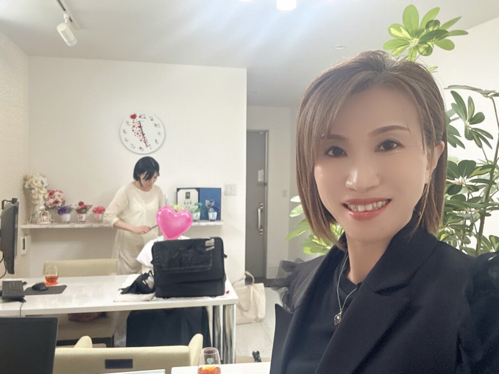 ヘアメイクで大変身された女性のお客さま💕 プロフィール写真撮影会と婚活勉強会を終えられた彼女が笑顔一杯で婚活スタートです✨